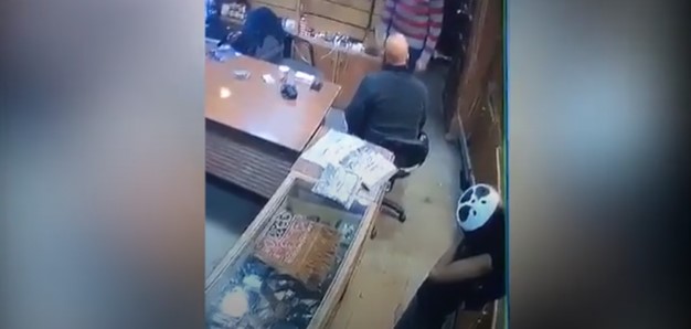 Un niño mató por accidente al vendedor de una tienda de armas (+Video)