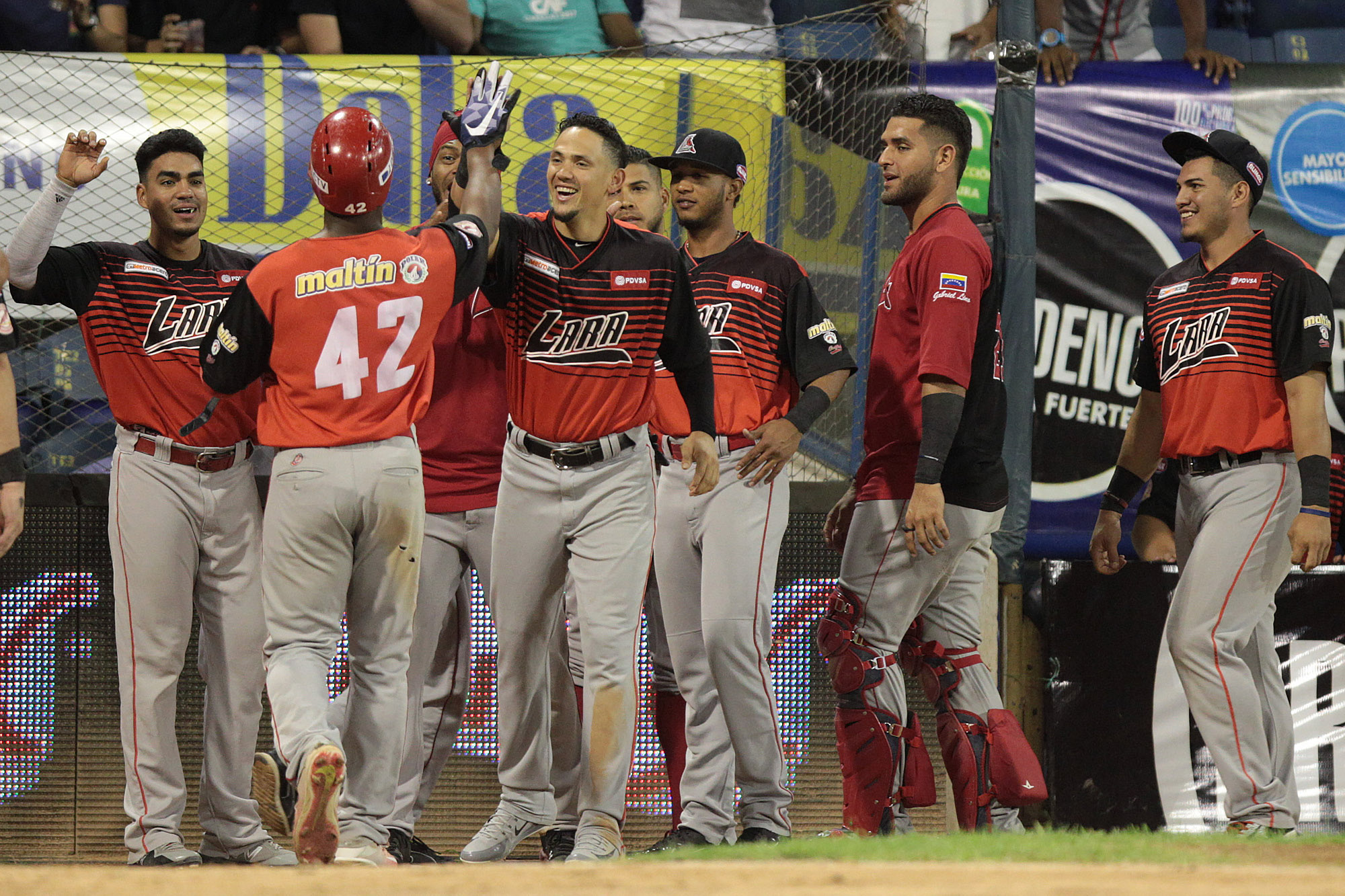 Cardenales corta cadena de triunfos de Tiburones e iguala cuarta plaza