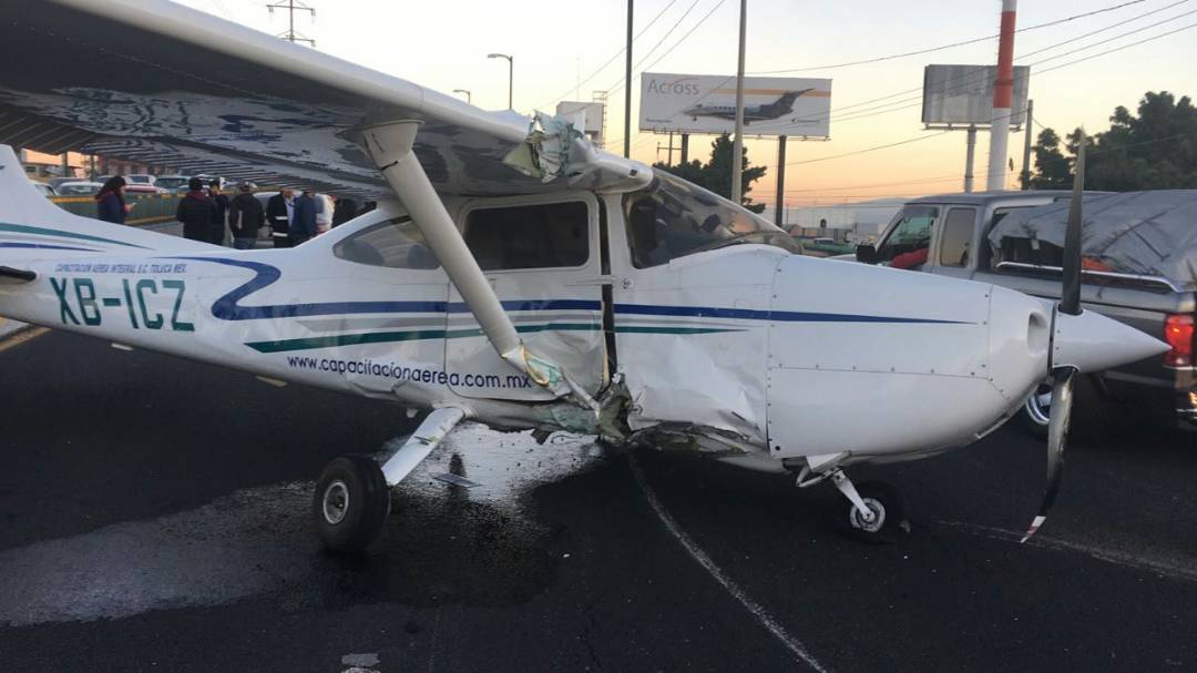 Una avioneta aterrizó de emergencia en plena calle de Ciudad de México (+fotos)