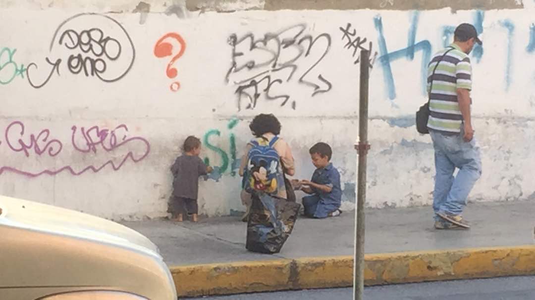 Tragedia Social: Familias hurgan en la basura para buscar comida y objetos que le permitan subsistir