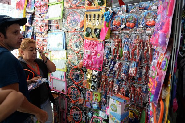 A Los Vengadores, que vienen individuales, les cambiaron la presentación para ahorrarse el papel en la estructura de costos. “Ahora se comercializa en bolsa plástica, más económico”, dijo la vendedora. (Foto/Jorge Castellanos)