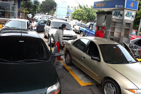 Las colas en algunos casos son dobles, generando caos vehicular. (Foto/Jorge Castellanos)