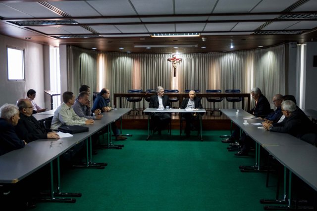  El presidente de la CEV, monseñor Diego Padrón (c-d), y el cardenal Jorge Urosa Savino (c-i), presiden una reunión del clero venezolano con el presidente de la Asamblea Nacional de Venezuela, Julio Borges, y el diputado Luis Florido hoy, viernes 24 de noviembre 2017, en Caracas, Venezuela (Foto EFE)