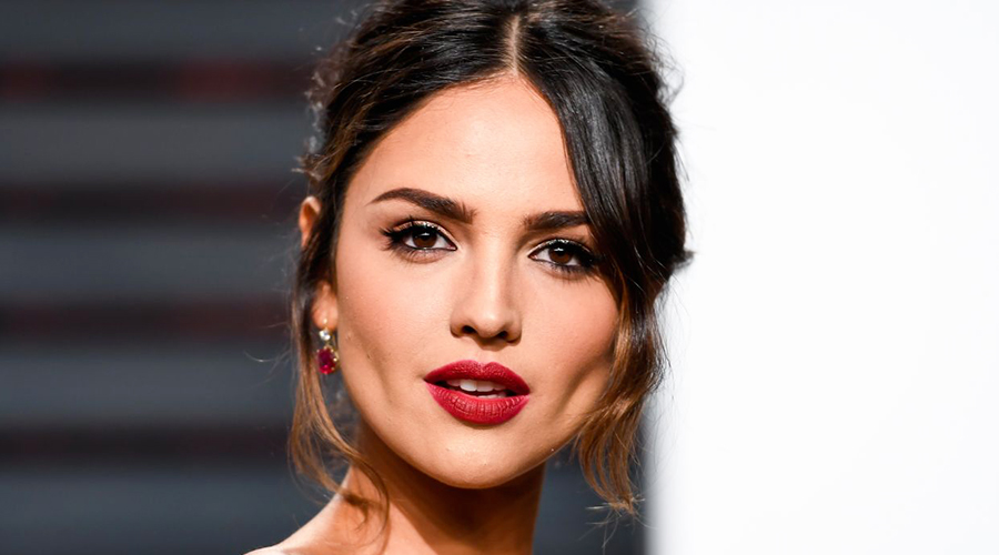 ¡Leggins transparentes! Eiza González mostró sus nalguitas tropicales y  sus respectivos “hilachos” blancos