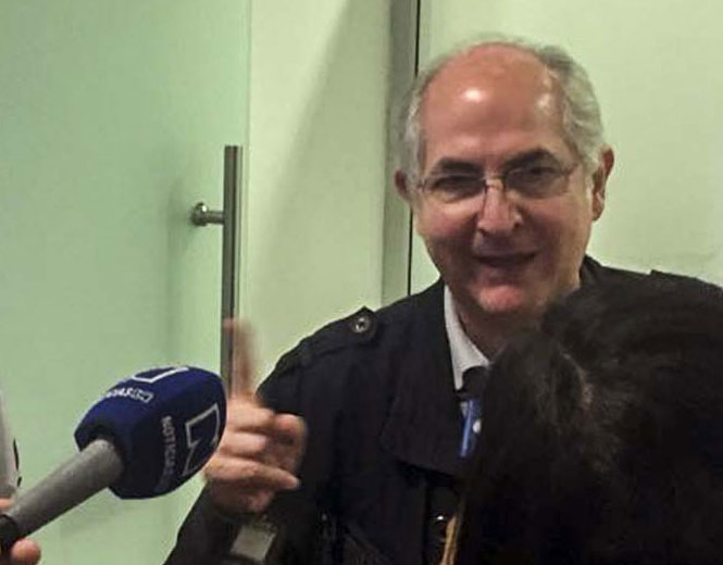 Ledezma abordando el avión rumbo a España (FOTO)