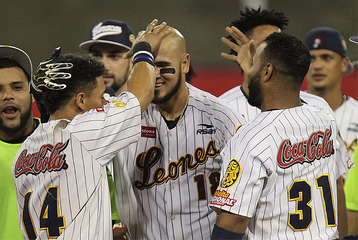 Leones del Caracas castigó una vez más a Tiburones de La Guaira