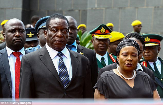 Foto vía www.dailymail.co.uk/news/article-5084379/Deposed-Zimbabwe-VP-75-London-educated-ex-spymaster.html