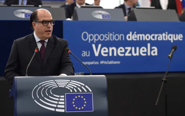 Venezuelan opposition leader Julio Borges delivers a speech during a ceremony for the 2017 Sakharov human rights prize dedicated to the Venezuelan Democratic Opposition at the European Parliament, in Strasbourg, eastern France, on December 13, 2017. / AFP PHOTO / FREDERICK FLORIN