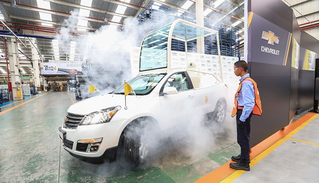 Ayer la empresa General Motors presentó en su planta de Bogotá, en Colombia, uno de los tres papamóviles modificados. (El Comercio / Rolly Reyna)