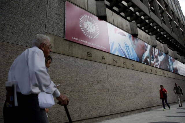 People walk outside of the Venezuela's Central Bank in Caracas, Venezuela December 1, 2017. REUTERS/Marco Bello