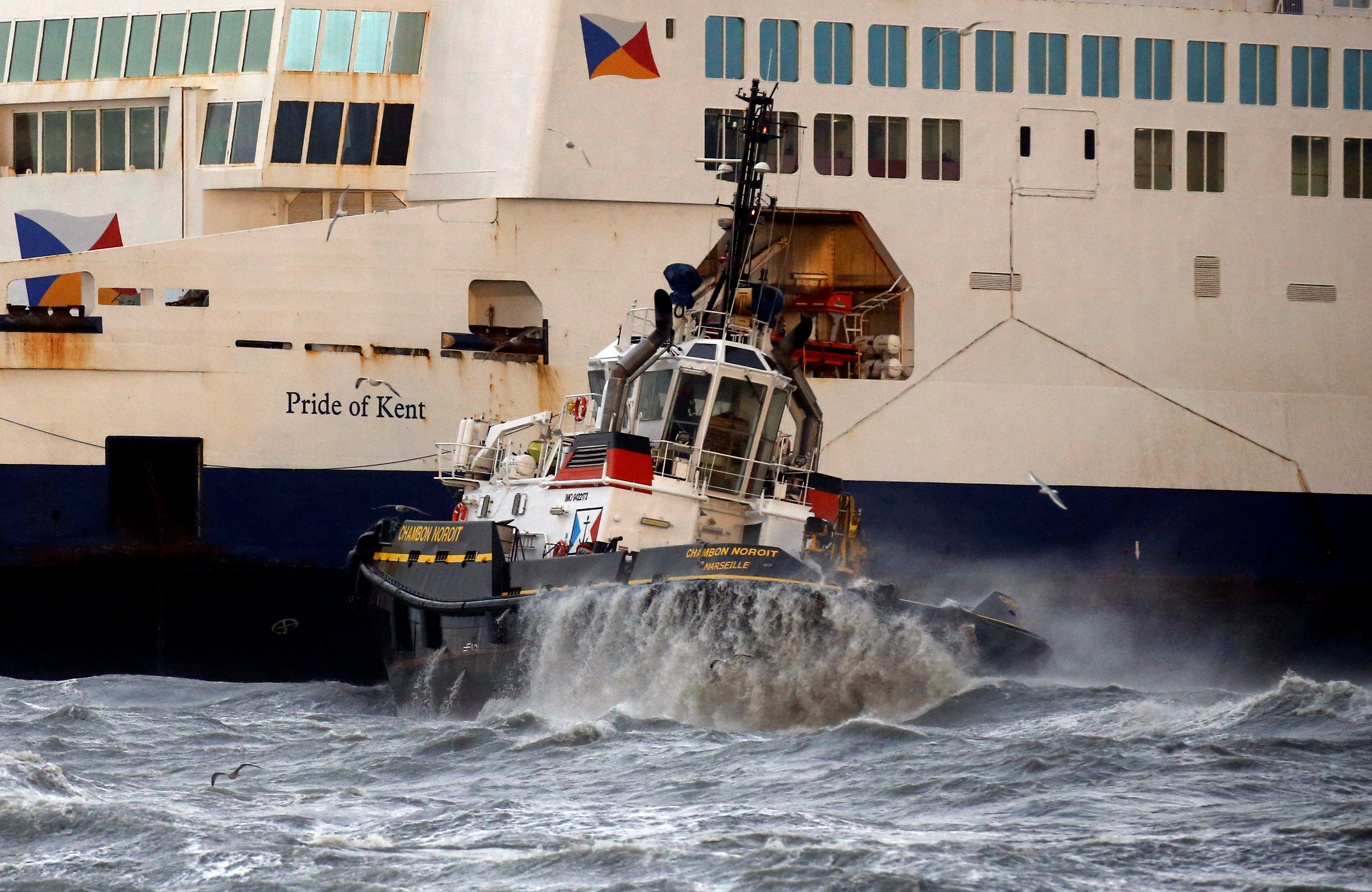 Un ferri con 300 pasajeros encalla junto al puerto de Calais a causa del temporal