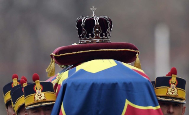 Soldiers carry the coffin of late Romanian King Michael during a funeral ceremony in Bucharest, Romania, December 16, 2017. REUTERS/Stoyan Nenov