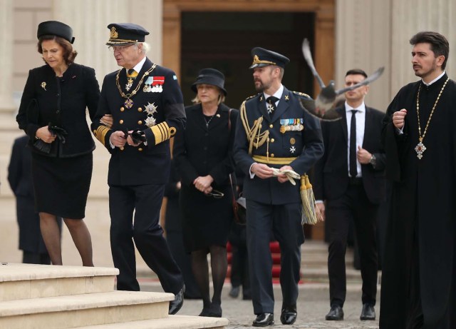 King Carl Gustaf of Sweden and his wife, Sweden's Queen Silvia, arrive at the Patriarchal Cathedral as they attend a funeral ceremony for late Romanian King Michael in Bucharest, Romania, December 16, 2017. REUTERS/Stoyan Nenov