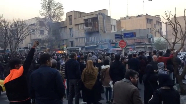 Imagen de un video que muestra a gente protestando en Teherán. REUTERS. ATENCIÓN EDITORES. ESTA IMAGEN HA SIDO ENTREGADA POR UN TERCERO