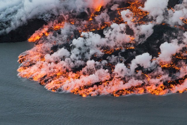 La lava fluye del volcán Bardarbunga en el sudeste de Islandia, el 14 de septiembre de 2014.