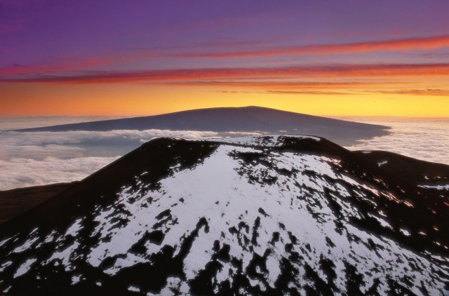 El volcán Mauna Loa visto desde el volcán Mauna Kea, Hawái.