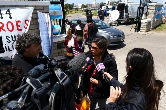  Marta Vallejos, hermana de uno de los 44 tripulantes del submarino argentino desaparecido en el océano Atlántico desde el 15 de noviembre, ofrece declaraciones a los medios de comunicación hoy, lunes 27 de noviembre de 2017, en la Base Naval de Mar del Plata (Argentina). La Armada Argentina señaló hoy que "lamentablemente" aún no se ha podido detectar en el océano Atlántico al submarino ARA San Juan, que con 44 tripulantes a bordo se comunicó por última vez con su base hace doce días. EFE/Mauricio Arduin