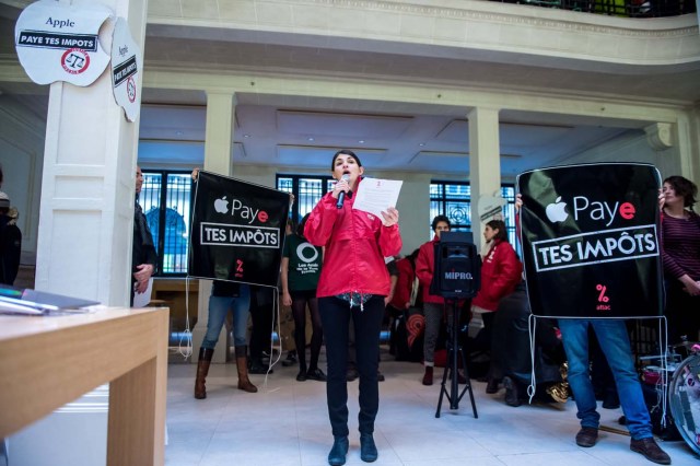 Paris (France), 02/12/2017.- Activists of ATTAC, an anti-globalization organization hold banner reading 'Apple pay your taxes', in an Apple store to denounce the tax evasion used, according to them, by the American electronics group in Paris, France, 02 December 2017. (Protestas, Francia) EFE/EPA/CHRISTOPHE PETIT TESSON