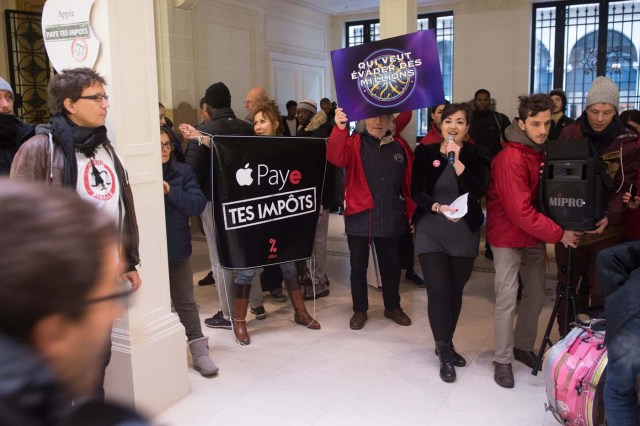 Paris (France), 02/12/2017.- Activists of ATTAC, an anti-globalization organization hold banner reading 'Apple pay your taxes', in an Apple store to denounce the tax evasion used, according to them, by the American electronics group in Paris, France, 02 December 2017. (Protestas, Francia) EFE/EPA/CHRISTOPHE PETIT TESSON