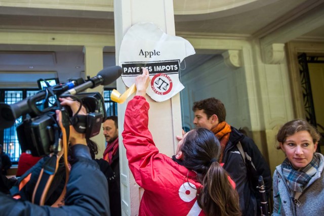 Paris (France), 02/12/2017.- Activists of ATTAC, an anti-globalization organization hold banner reading 'Apple pay your taxes', in an Apple store to denounce the tax evasion used, according to them, by the American electronics group in Paris, France, 02 December 2017. (Protestas, Francia) EFE/EPA/CHRISTOPHE PETIT TESSON