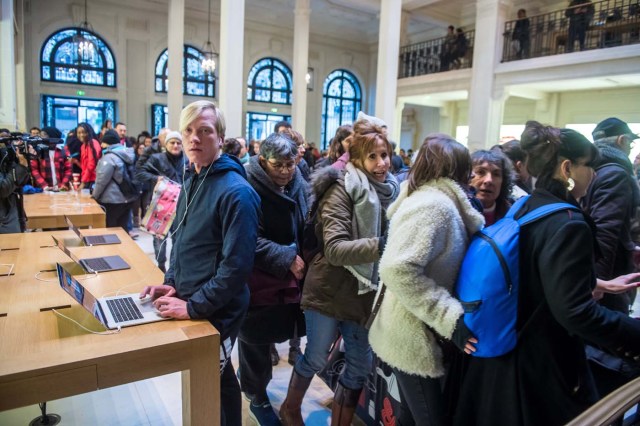 Paris (France), 02/12/2017.- Activists of ATTAC, an anti-globalization organization force the entrance in an Apple store to denounce the tax evasion used, according to them, by the American electronics group in Paris, France, 02 December 2017. (Protestas, Francia) EFE/EPA/CHRISTOPHE PETIT TESSON