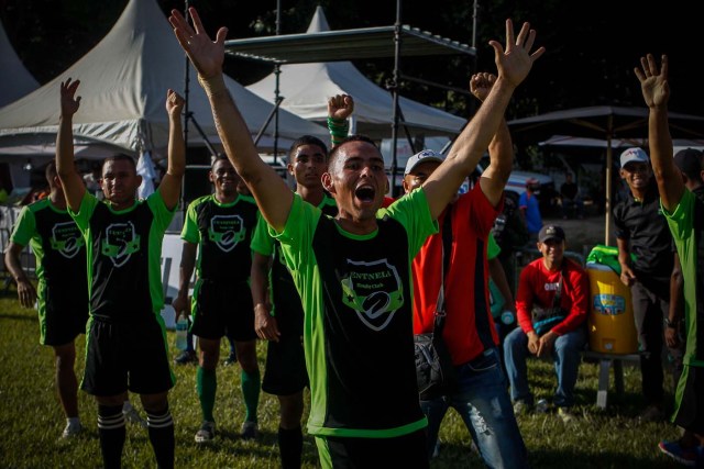 ACOMPAÑA CRÓNICA: RUGBY VENEZUELA - CAR101. MARACAY (VENEZUELA), 02/12/2017.- Fotografía del viernes 1 de diciembre de 2017, que muestra la celebración de un Try de reos del equipo "Centinelas" de la cárcel "David Viloria" de Barquisimeto (Lara) durante un torneo de Rugby entre equipos conformados por internos de ocho prisiones venezolanas en la Hacienda Santa Teresa, sede de la compañía manufacturera de Ron del mismo nombre en Maracay (Venezuela). EFE/Cristian Hernández