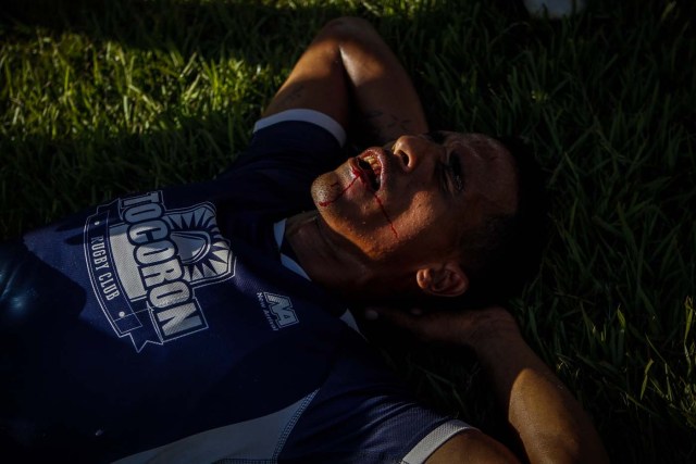 ACOMPAÑA CRÓNICA: RUGBY VENEZUELA - CAR101. MARACAY (VENEZUELA), 02/12/2017.- Fotografía del viernes 1 de diciembre de 2017, que muestra a un jugador del club de rugby Tocorón (Miranda) mientras descansa tras salir lastimado durante un torneo de Rugby entre equipos conformados por internos de ocho prisiones venezolanas en la Hacienda Santa Teresa, sede de la compañía manufacturera de Ron del mismo nombre en Maracay (Venezuela). EFE/Cristian Hernández