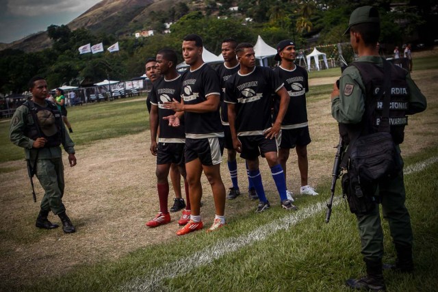 ACOMPAÑA CRÓNICA: RUGBY VENEZUELA - CAR101. MARACAY (VENEZUELA), 02/12/2017.- Fotografía del viernes 1 de diciembre de 2017, que muestra a reos integrantes del equipo de Rugby de la cárcel de Tocorón (Miranda) siendo custodiados por dos guardias durante un torneo de Rugby entre equipos conformados por internos de ocho prisiones venezolanas en la Hacienda Santa Teresa, sede de la compañía manufacturera de Ron del mismo nombre en Maracay (Venezuela). EFE/Cristian Hernández