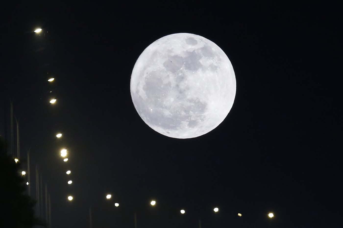 La superluna comenzó a aparecer en el cielo (fotos)