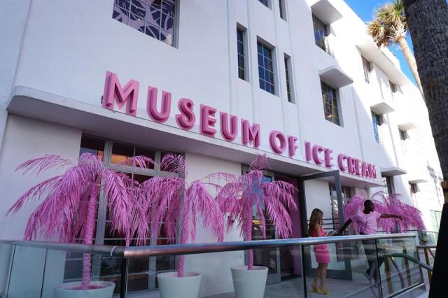 Fotografía del 7 de diciembre de 2017 de personas visitando el Museo del Helado, en Miami Beach, Florida (EE.UU.). El Museo del Helado que abrirá sus puertas en Miami Beach el 13 de diciembre próximo sin temor al frío, pues Florida es un territorio de inviernos benignos, pone a prueba la madurez del visitante invitándolo a bailar, cantar, oler y comer, todo para hacer volar la imaginación. EFE/Mar Vila