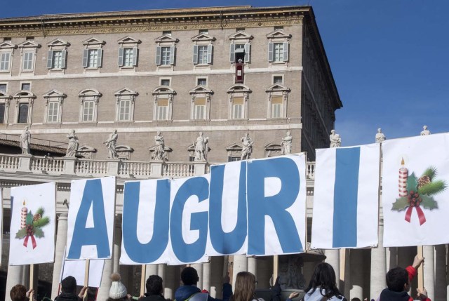 Vatican City (Vatican City State (holy See)), 17/12/2017.- Faithful hold letters of an inscription 'Happy Birthday' for Pope Francis during his Angelus Prayer over Saint Peter's Square at the Vatican, 17 December 2017. Pope Francis celebrates his 81 birthday on 17 December. (Papa) EFE/EPA/CLAUDIO PERI