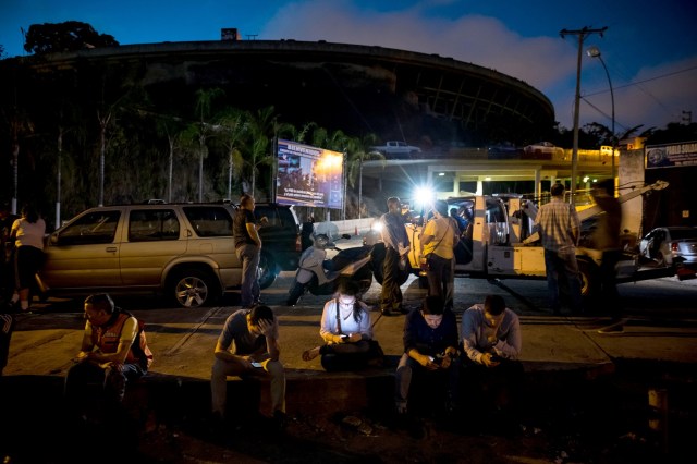 Un grupo de familiares de personas privadas de libertad se reúnen en las inmediaciones de "El Helicoide", sede del Servicio Bolivariano de Inteligencia Nacional (SEBIN) hoy, sábado 23 de diciembre del 2017, en la ciudad de Caracas (Venezuela). La excarcelación de un grupo de personas presas por hechos relacionados con las protestas en Venezuela lanzó hoy un mensaje de optimismo hacia la negociación que mantienen el Gobierno y la oposición para buscar una solución a la crisis que vive el país. EFE/MIGUEL GUTIERREZ