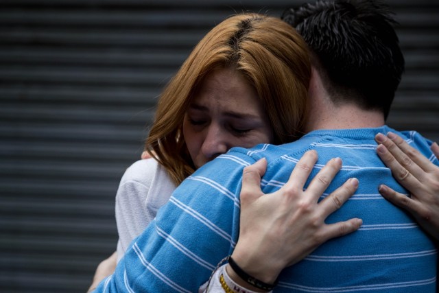 CAR06 CARACAS (VENEZUELA), 26/12/2018.- - Andrea González abraza a Jhosman Paredes en las inmediaciones del Palacio de Justicia hoy, martes 26 de diciembre del 2017, en Caracas (Venezuela). "Presos políticos" venezolanos excarcelados por Navidad tienen previsto presentarse hoy ante los tribunales que llevan sus casos para conocer en qué condiciones quedan tras ser liberados, informaron a Efe abogados de algunos de las más de 40 personas que salieron de prisión. Una de las liberadas que se presentará ante la corte que se encarga de su causa es la hispano-venezolana Andrea González, una de las galardonadas con el premio Sájarov del Parlamento Europeo. EFE/Miguel Gutiérrez