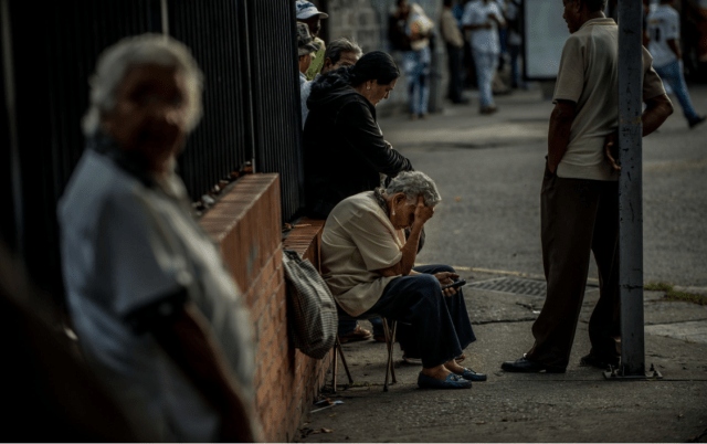 Mariana Marrugo, de 73 años, centro, llegó a las 4 a.m. a esperar en la cola con la esperanza de comprar alimentos controlados por los precios. Después de varias horas, un representante del supermercado salió y les dijo a las personas que hacían cola que no habían recibido un envío de comida ese día, y les sugirió que volvieran a intentarlo mañana. - Foto: Meridith Kohut para The New York Times