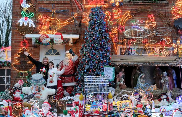 ¡Qué molleja! Cubren toda la casa con luces de navidad para acabar con un vecino gruñón (FOTOS)