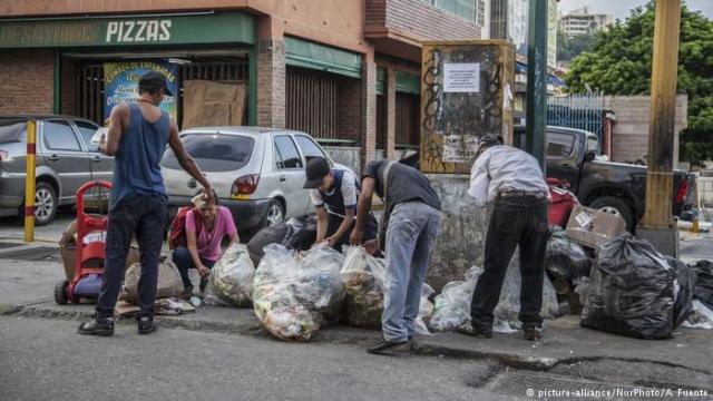 En Venezuela, la crisis económica y sus circunstancias obligan a la gente buscar comida en las bolsas de basura.