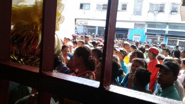 Foto: Protesta frente a la Alcaldía de Caroni para exigir lo ofrecido por ir a votar / Cortesía 