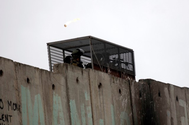 ATS10. QALANDIA (GAZA Y CISJORDANIA), 20/12/2017.- Manifestantes palestinos lanzan un cóctel molotov contra miembros de las fuerzas israelíes en el puesto de control militar israelí de Qalandia, hoy, 20 de diciembre de 2017. Miles de palestinos marcharon hoy desde Ramala hasta Qalandia, donde se registraron fuertes disturbios entre soldados y manifestantes, que protestaban por la declaración del presidente de EEUU, Donald Trump, sobre Jerusalén. EFE/ Atef Safadi