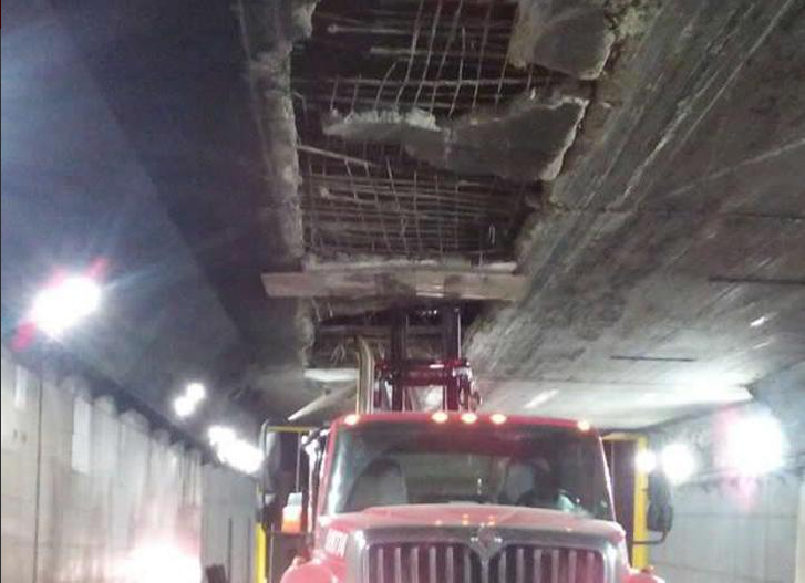 Camión se atasca en Boquerón 2 y el techo se volvió una galletica  (FOTOS)