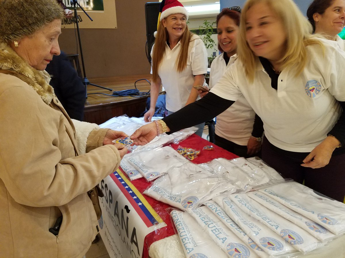 Venezolanos en España venden franelas para poder enviar medicinas al país (FOTOS)