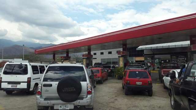 En Valencia también hay cola para echar gasolina (Fotos)