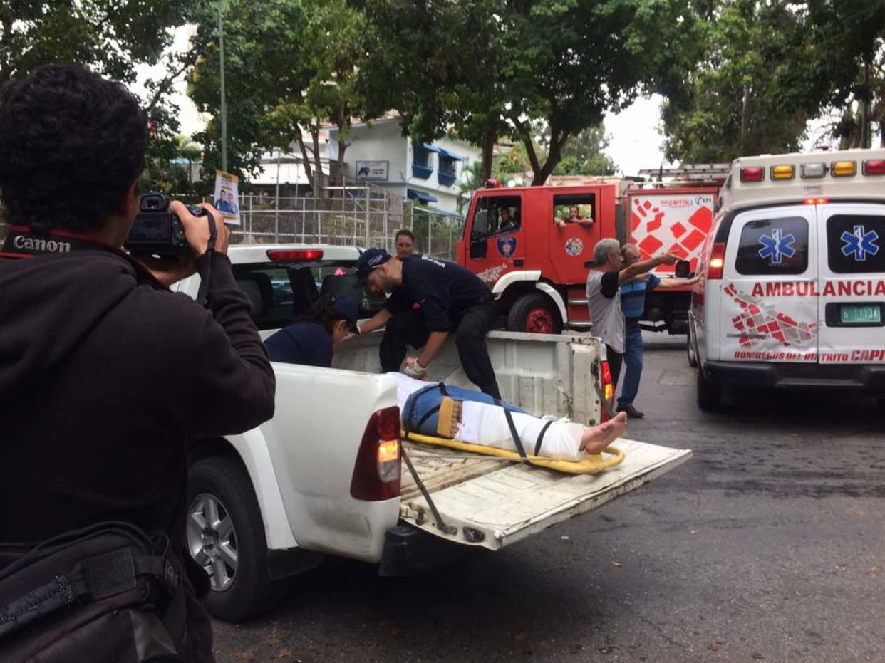 Dos personas fueron atropelladas en un centro de votación en Baruta (FOTO)