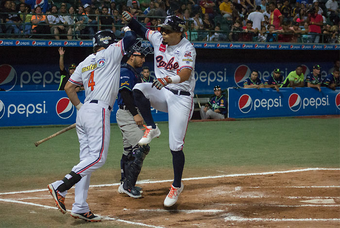 Caribes de Anzoátegui apaleó 15-5 a los Leones del Caracas