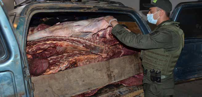 Policía colombiana decomisa carne de contrabando en un carro venezolano