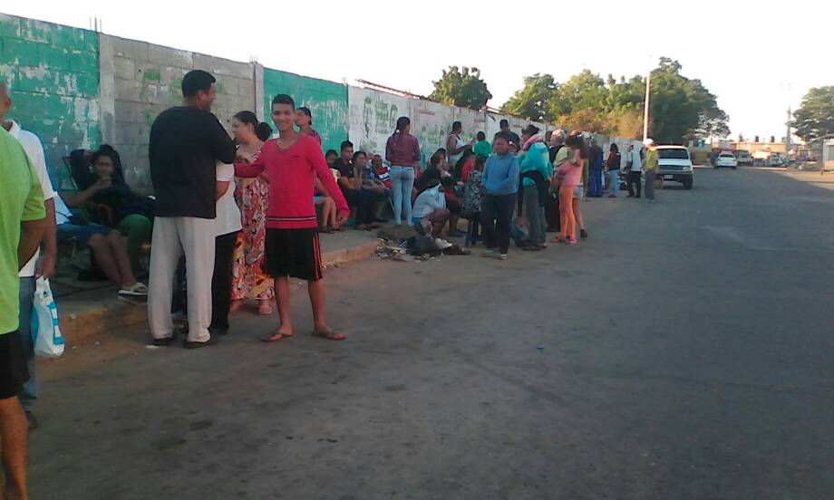 Marabinos duermen a las puertas de los comercios para comprar un pollo