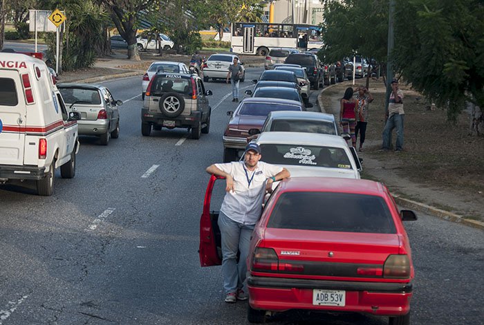 Larenses temen recibir la Navidad haciendo colas para echar gasolina (fotos)