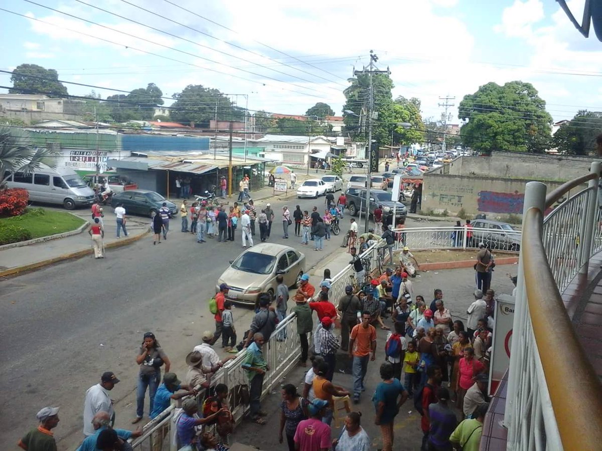 Pensionados de Tinaquillo protestan por falta de efectivo #20Dic (foto)