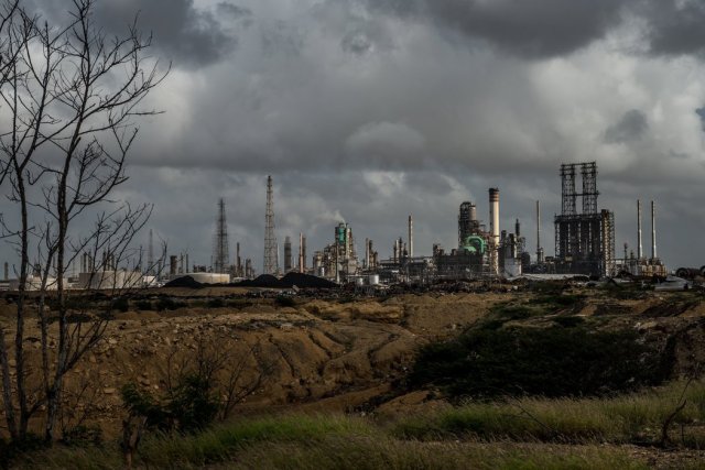 La refinería de Amuay ubicada en la costa caribeña de Venezuela. Unos 200.000 galones de gasolina y otros productos se derramaron de un tanque de desechos de la refinería hacia una bahía adyacente a finales de octubre. Credit Meridith Kohut para The New York Times