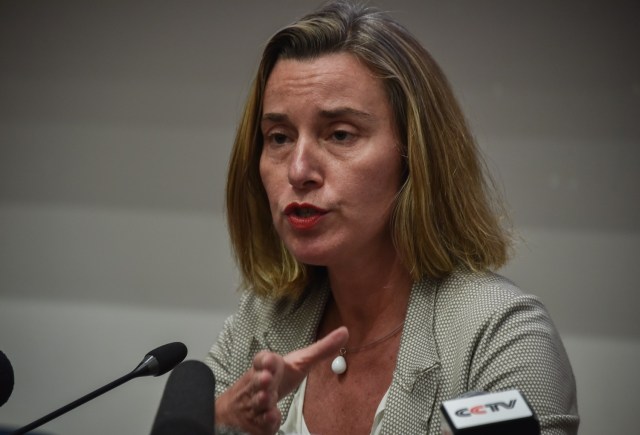 European Union's Foreign Policy head Federica Mogherini (C) gives a press conference in Havana, on January 4, 2018. / AFP PHOTO / Adalberto ROQUE