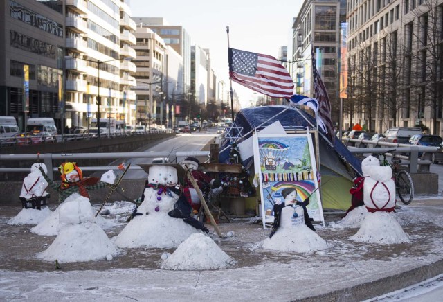 A homeless person's tent is seen on an overpass in Washington, DC on January 5, 2018. The National Weather Service said that very cold temperatures and wind chills will follow for much of the eastern third of the US through the weekend. A cold wave gripping a large section of the United States had already been blamed for a dozen deaths. / AFP PHOTO / Andrew CABALLERO-REYNOLDS